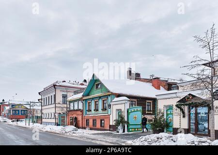 Kazan, Russia - 12 gennaio 2023: Via Mardzhani in inverno, Staro-Tatarskaya Sloboda, centro storico e culturale della città. Sabitov maniero di 19th Foto Stock