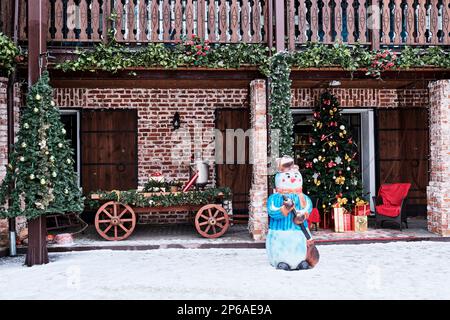 Kazan, Russia - 12 gennaio 2023: Cortile della proprietà di Sabitov, 19th ° secolo, è ora ristorante e complesso alberghiero. Decorato per le vacanze invernali, CH Foto Stock