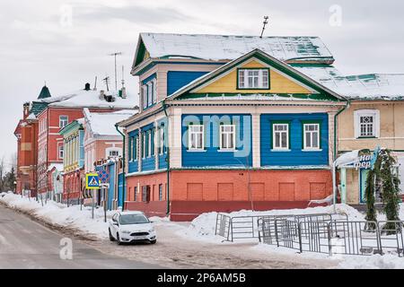 Kazan, Russia - 12 gennaio 2023: Via Mardzhani in inverno, Staro-Tatarskaya Sloboda, centro storico e culturale della città. Gizatullin Maniero del 19 Foto Stock