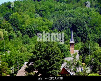 Chiesa ortodossa in legno e vecchie case in legno al museo di Baia Mare Foto Stock