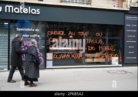 Parigi, Francia. 07th Mar, 2023. Danni causati dai dimostranti durante lo sciopero del 7 marzo 2023 a Parigi. Foto di Tomas Stevens/ABACAPRESS.COM Credit: Abaca Press/Alamy Live News Foto Stock