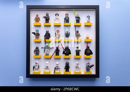 Rebel Alliance e Jedi insieme all'Impero Galattico e ai personaggi del lego di Sith Star Wars che si trovano su mattoni di lego in una cornice da quadro montata a parete Foto Stock