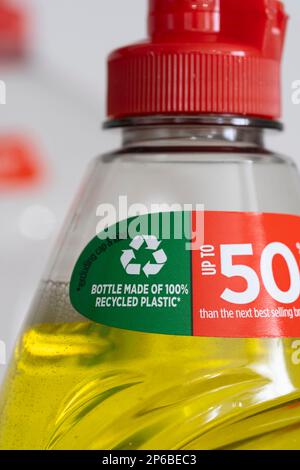 Fairy lavaggio liquido con un'etichetta che mostra la bottiglia è prodotto al 100% di plastica riciclata, pubblicità Procter & Gamble credenziali verdi Foto Stock
