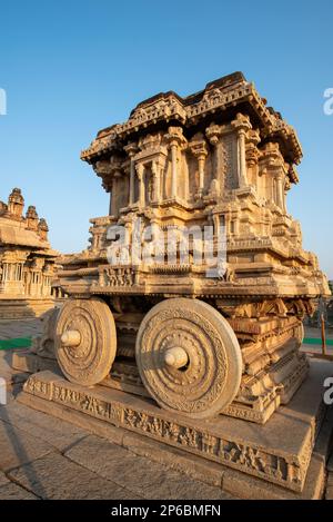 Stone Chariot si trova di fronte al tempio Vijaya Vittala a Hampi Foto Stock