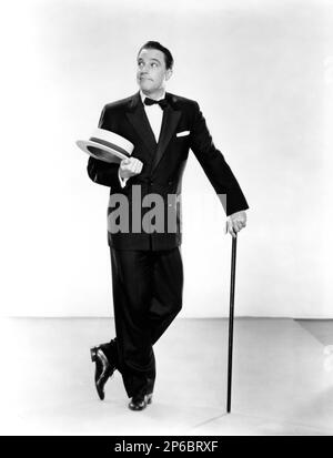 1951 , USA : il film attore e ballerino GENE KELLY ( 1912 - 1986 ) in UN AMERICANO A PARIGI ( un AMERICANO A PARIGI ) di Vincente Minnelli . - FILM - CINEMA - FILM - MUSICAL - DANZA - DANZA - BALLETTO - BALLETT - ballerino - bastone da passeggio - canna - cappello - cappello - pagina ---- Archivio GBB Foto Stock