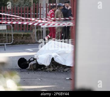 Roma. 7th Mar, 2023. La foto scattata il 7 marzo 2023 mostra il relitto di un aereo vicino a Roma. Due piloti dell'Aeronautica militare italiana sono morti martedì dopo che l'aereo che volavano si è scontrato a mezz'aria nei pressi di Roma. Credit: Str/Xinhua/Alamy Live News Foto Stock