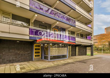 un edificio dipinto di viola e rosso con la parola 'tgidme'scritta su di esso Foto Stock