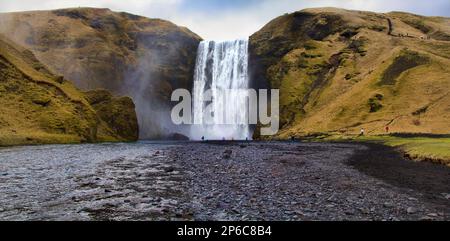 L'impressionante cascata Skogafoss sul fiume Skoga, Islanda Foto Stock