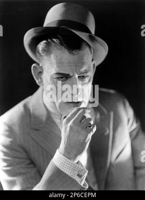 1919 , USA : l'attore americano LON CHANEY Senior ( 1883 - 1930 ), publicity still for movie ' The Wicked Darling ' di Tod Browning , dal romanzo di Evelyn Campbell . - CINEMA MUTO - SILENT MOVIE - cappello - cappello - triller - anello - anello - gioielli - gioiello - gioielli - bijoux - gioielleria - orrore ---- Archivio GBB Foto Stock