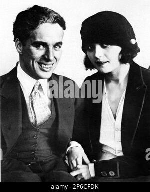 1923 c, USA : l'attrice muta POLA NEGRI è stata impegnata con il celebre attore e regista inglese CHARLES CHAPLIN ( 1889 - 1977 ) per motivi di publicità e opportunità. . Queste due leggende del film non hanno mai suonato insieme nello stesso film e nella storia d'amore self-titled durante solo dal 1923 al 1925 . - CINEMA - FILM - candid - ritratto - ritratto - cappello - cappello - cappello - registrazione cinematografico - attore - attrice - comico - cravatta - colletto - fidanzati - fidanzamento - amanti - innamorati - amanti - sorriso - sorriso - sorriso ---- Archivio GBB Foto Stock