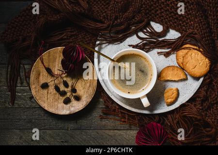 Tazza di caffè con biscotti su un vassoio, concetto di casa calda. Foto Stock