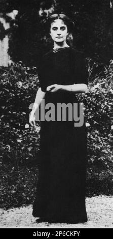 1905 c, ITALIA : la dukessa italiana Donna Carla ERBA ( 1879 - 1939 ), moglie del duca GIUSEPPE VISCONTI di MODRONE ( Duca di Grazzano Visconti , 1879 - 1941 ) , genitori del celebre regista cinematografico e teatrale Conte LUCHINO VISCONTI ( 1906 - 1976 ). - Foto storiche - foto storica - Duca - Duchessa - Duca - ritratto - nobiltà italiana - nobiltà - nobili italiani - nobile - BELLE EPOQUE - ITALIA - abito nero - abito nero - abito nero - abito nero ------ Archivio GBB Foto Stock