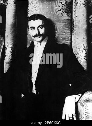 1905, MILANO , ITALIA : Il duca ITALIANO GIUSEPPE VISCONTI di MODRONE ( Duca di Grazzano Visconti , 1879 - 1941 ) , sposò nel 1900 Donna Carla Erba ( 1879 - 1939 ) , padre del celebre regista cinematografico e teatrale Conte LUCHINO VISCONTI ( 1906 - 1976 ). - Foto storiche - foto storica - Duca - ritratto - nobiltà italiana - nobiltà italiana - nobili italiani - nobile - baffi - baffi - baffi - anello - anelli - colletto - colletto - BELLE EPOQUE - cravatta - cravatta - Italia ---- Archivio GBB Foto Stock