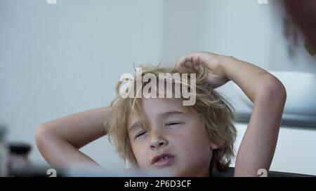 Bambino che reagisce all'errore con OH SENZA espressione. Gli occhi del capretto chiusi non gradisca errore. Ragazzo dispiaciuto Foto Stock