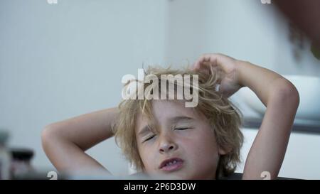 Bambino che reagisce all'errore con OH SENZA espressione. Gli occhi del capretto chiusi non gradisca errore. Ragazzo dispiaciuto Foto Stock