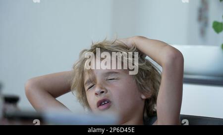 Bambino che reagisce all'errore con OH SENZA espressione. Gli occhi del capretto chiusi non gradisca errore. Ragazzo dispiaciuto Foto Stock