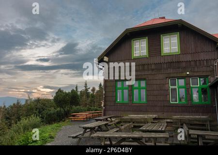 Vecchio cottage di montagna in legno a Beskids Montagne in una serata estiva Foto Stock