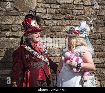 Ritratto di una coppia steampunk in un abbigliamento a tema Alice nel paese delle meraviglie. Foto Stock