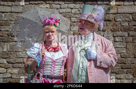 Ritratto di un elegante coppia steampunk di mezza età. Foto Stock