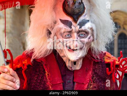 Ritratto di un uomo molto vecchio con lunghi capelli bianchi. Personaggio alieno maschile molto vecchio. Foto Stock