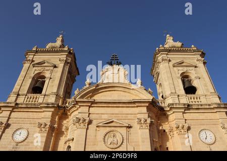 La Basilica della Natività di nostra Signora, Xaghra, Gozo, Malta, bagnata dalla luce del sole serale, 2022 giugno. Foto Stock