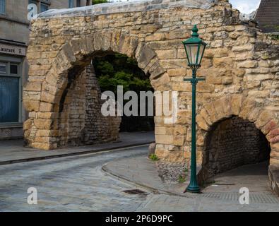 Newport Arch è una porta romana del 3rd ° secolo nella città di Lincoln, Regno Unito. È il più antico arco del Regno Unito ancora utilizzato dal traffico. Foto Stock