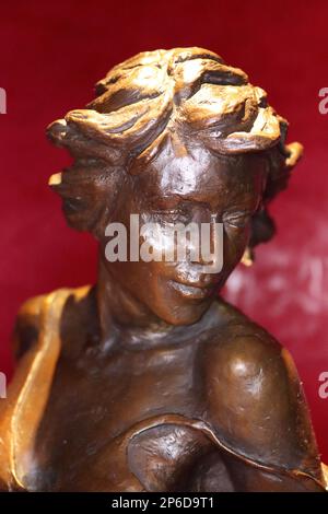 Primo piano dettaglio di una danzatrice femminile nella scultura in bronzo commissionata da Les Johnson intitolata “Merengue” esposta nel locale da ballo Carmen a bordo di Aurora. Foto Stock