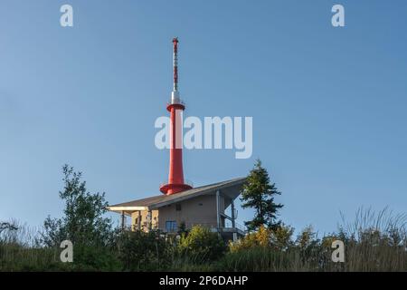 Trasmettitore televisivo su Lysa Hora, montagne Beskid, repubblica Ceca al tramonto d'estate. Foto Stock