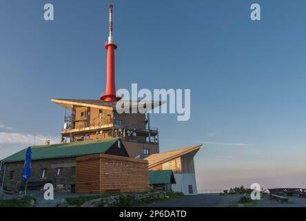 Trasmettitore televisivo su Lysa Hora, montagne beskid, repubblica Ceca al tramonto d'estate. Foto Stock