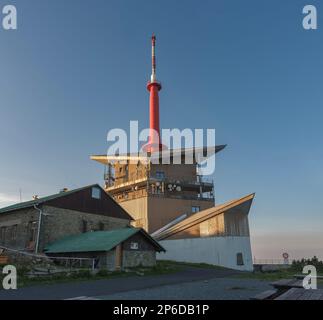 Trasmettitore televisivo su Lysa Hora, montagne beskid, repubblica Ceca al tramonto d'estate. Foto Stock