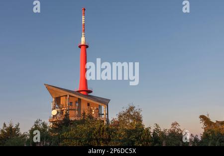 Trasmettitore televisivo su Lysa Hora, montagne beskid, repubblica Ceca al tramonto d'estate. Foto Stock