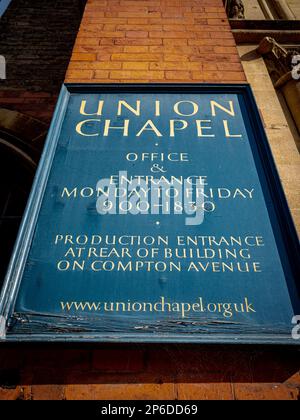 La Union Chapel Islington Londra. Costruito nel 1874-77 funziona come una chiesa funzionante, luogo di intrattenimento dal vivo e centro di beneficenza drop-in per i senzatetto. Foto Stock