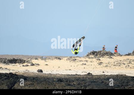 Praticare kitesurf sulle spiagge di Fuerteventura Foto Stock