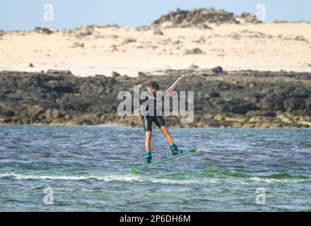 Praticare kitesurf sulle spiagge di Fuerteventura Foto Stock