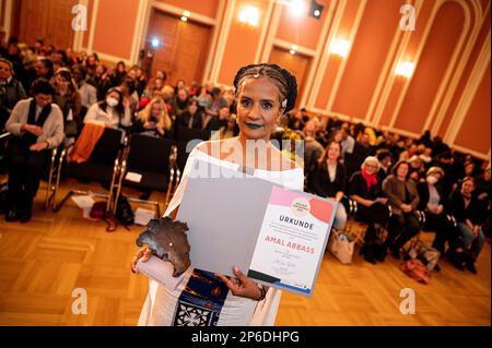 Berlino, Germania. 07th Mar, 2023. Amal Abbbass, imprenditore sociale, riceve il Premio della donna di Berlino alla cerimonia di premiazione alla vigilia della Giornata internazionale della donna. Credit: Fabian Sommer/dpa/Alamy Live News Foto Stock