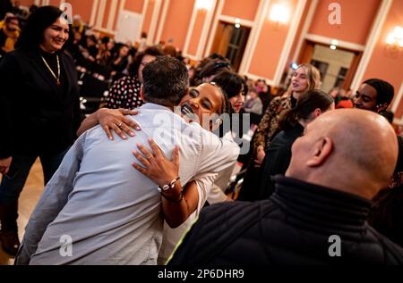 Berlino, Germania. 07th Mar, 2023. Amal Abbbass (M), imprenditore sociale, abbraccia un ospite alla cerimonia del Premio delle Donne di Berlino il giorno prima della Giornata Internazionale delle Donne. Credit: Fabian Sommer/dpa/Alamy Live News Foto Stock