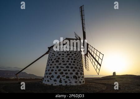 Tramonto ai mulini a vento di la Oliva a Fuerteventura Foto Stock
