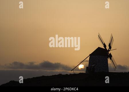 Tramonto ai mulini a vento di la Oliva a Fuerteventura Foto Stock