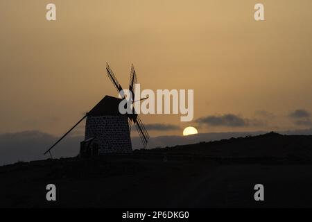 Tramonto ai mulini a vento di la Oliva a Fuerteventura Foto Stock