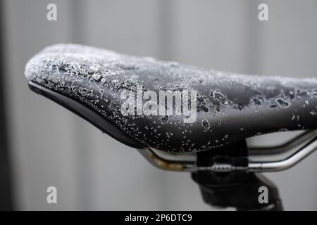 Cristalli di ghiaccio che si formano sul sedile di una bicicletta Foto Stock