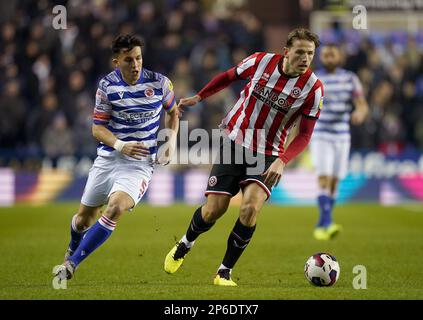 Tom McIntyre di Reading (a sinistra) e Sander Berge di Sheffield United in azione durante la partita del campionato Sky Bet al Select Car Leasing Stadium di Reading. Data immagine: Martedì 7 marzo 2023. Foto Stock