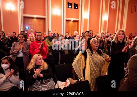 Berlino, Germania. 07th Mar, 2023. Il pubblico festeggia la vigilia della Giornata internazionale della donna alla cerimonia di premiazione femminile di Berlino. Credit: Fabian Sommer/dpa/Alamy Live News Foto Stock