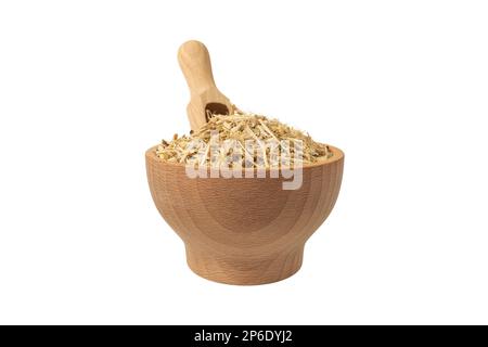 Ginseng siberiano in latino Eleutherococcus senticosus in ciotola di legno e scoop isolato su fondo bianco. Erba medicinale. ha una storia di utilizzo in fo Foto Stock