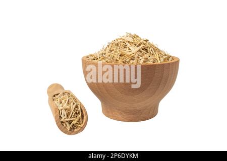 Ginseng siberiano in latino Eleutherococcus senticosus in ciotola di legno e scoop isolato su fondo bianco. Erba medicinale. ha una storia di utilizzo in fo Foto Stock