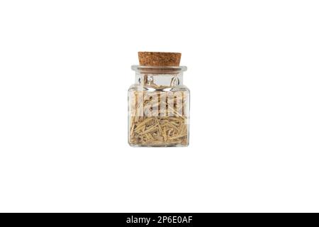 Ginseng siberiano in latino Eleutherococcus senticosus in un vaso di vetro isolato su sfondo bianco. Erba medicinale. ha una storia di uso nel folklore e. Foto Stock