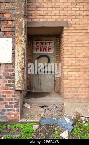 Uscita in caso di incendio, porta, magazzino Dockland, Liverpool, Regno Unito Foto Stock