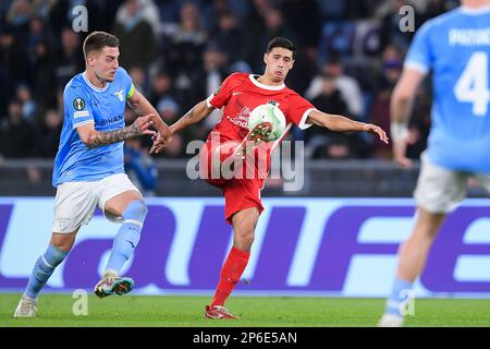 07-03-2023: Sport: Lazio vs AZ ROMA, ITALIA - 7 MARZO: Tijjani Reinders (AZ Alkmaar) ans Sergej Milinkovic Savic (SS Lazio) durante la partita SS Lazio Foto Stock