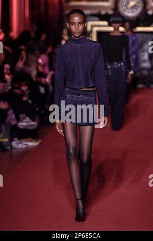 Parigi, Francia. 06th Mar, 2023. Una modella cammina sulla pista alla sfilata di moda Peter Dundas durante la sfilata di moda Autunno Inverno 2023 alla settimana della moda di Parigi il 6 2023 marzo a Parigi. (Foto di Jonas Gustavsson/Sipa USA) Credit: Sipa USA/Alamy Live News Foto Stock