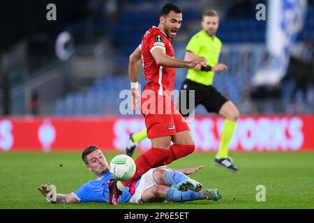 07-03-2023: Sport: Lazio vs AZ ROMA, ITALIA - 7 MARZO: Sergej Milinkovic Savic (SS Lazio) e Vangelis Pavlidis (AZ Alkmaar) durante la partita SS Lazio Foto Stock