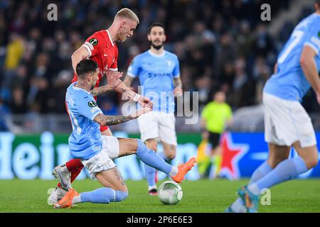 07-03-2023: Sport: Lazio vs AZ ROMA, ITALIA - 7 MARZO: Jens Odgaard (AZ Alkmaar) e Mattia Zaccagni (SS Lazio) durante la partita SS Lazio vs AZ Alkmaa Foto Stock